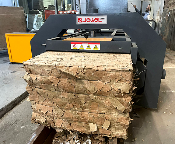 Hệ thống đóng kiện rác thải hoàn toàn tự động cho nhà máy thùng carton ở Nga